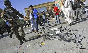 Oficiales de seguridad inspeccionan la zona donde ha explosionado una bomba en Herat. / Jalil Rezayee (Efe)