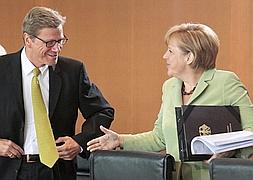 Guido Westerwelle conversa con Angela Merkel. / Tobias Schwarz (Reuters)