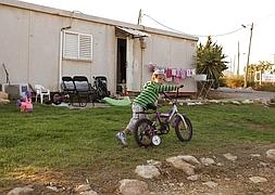 Un niño juega en la colonia de Migrón. / Gali Tibbon (Afp)