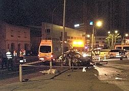 Así ha quedado el coche siniestrado en Las Atalayas. Al lado, uno de los cadáveres tapado con una sábana. | Foto: Alejandro Melgares