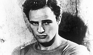 El actor Marlo Brando en una escena de  una de sus películas. / Ap