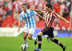 Aduriz controla la pelota presionado por Toulalan. / Efe