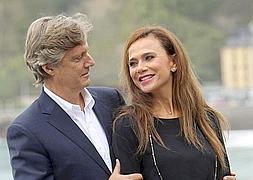 El director Lasse Hallström y la actriz Lena Olin posan para los fotógrafos. / Javier Etxezarreta (Efe)