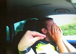 Expedientan a dos policías por conducir con los ojos cerrados
