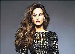 Ariadne Artiles, guapísima con un vestido de tachuelas doradas de Frankie Morello. / Antonio Terrón