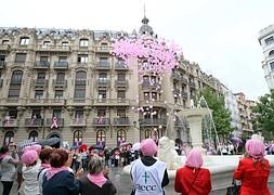 Decenas de mujeres lanzan globos en una celebración pasada del Día contra el Cáncer de Mama / Archivo