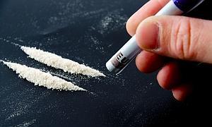 Un drogadicto esnifa cocaína. / Archivo