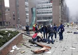 Varias personas atienden a uno de los heridos en el atentado. / Foto: Holm Morten (Afp) | Vídeo: Atlas