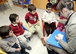 Niños atienden a la profesora de inglés. / Archivo