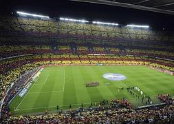 Mosaico con los colores de la bandera de Cataluña en el Nou Camp. / Efe
