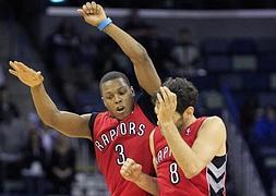 Los jugadores de los Raptors Kyle Lowry y Calderón. / Sean Gardner (Reuters)