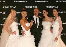 Manuel Mota, diseñador y director creativo de Pronovias, tras un desfile. / Archivo
