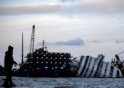 El 'Costa Concordia' permanece varado en el mismo lugar. / Afp | Atlas