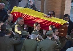 El féretro con los restos mortales del sargento David Fernández. / M. A. Molina (Efe)
