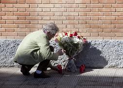 Una vecina coloca flores en la calle donde un hombre se ha lanzado al vacío. / Foto: Rafa Alcaide (Efe) | Vídeo: Europa Press