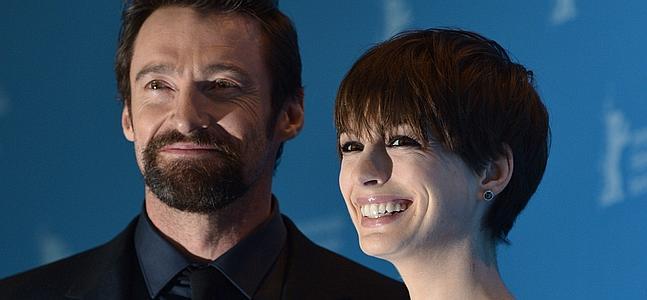 Hugh Jackman y Anne Hathaway posan en la Berlinale. / Johannes Eisele (Afp)
