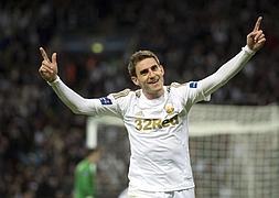 Ángel Rangel celebra el quinto gol del partido./Adrian Dennis (AFP)