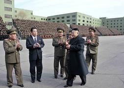 Kim Jong-Un en una imagen tomada el 28 de marzo junto a sus efectivos. / Afp