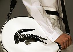 Modelo masculino porta un bolso de Lacoste. / Efe
