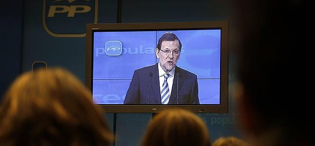 Los periodistas siguen a través de la pantalla la comparecencia de Rajoy./ Foto: Reuters | Vídeo: Atlas