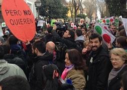 Miembros de la Plataforma de Afectados por la Hipoteca protestan ante la casa de la vicepresidenta./ Foto: @juancarlosmohr | Vídeo: Europa Press