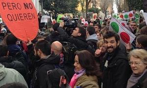 Miembros de la Plataforma de Afectados por la Hipoteca protestan ante la casa de la vicepresidenta./ Foto: @juancarlosmohr | Vídeo: Europa Press