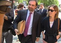 María Ilia García de Sáez Borbón Dos Sicilias, junto a su abogado, a la salida de la Audiencia Nacional. / Efe