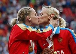 Ksenia Ryzhova(i) besa a Yulia Guschina en el podio de Moscú./ Grigory Dukor (Reuters)