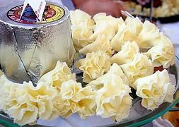 Con esta peculiar forma se come el queso tête de moine