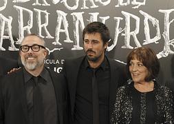 Alex de la Iglesia, Hugo Silva y Carmen Maura, durante la presentación de la película. / Efe