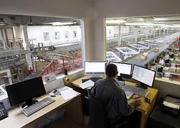 Un trabajador observa varias pantallas de ordenador desde su puesto. / Foto: Reuters | Vídeo: Atlas