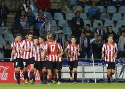 Los jugadores del Athletic celebran el gol del triunfo de Laporte. / Efe