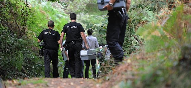 Agentes de la Ertzaintza, durante una investigación. / Félix Morquecho