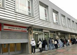 Colas ante una oficina de empleo. / Foto: JuanJo Martín (Efe) | Vídeo: Europa Press