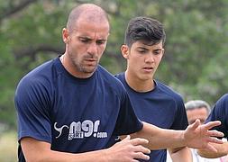Walter Pandiani (i) y Nico, en un entrenamiento con el Miramar. / Miguel Rojo (AFP)