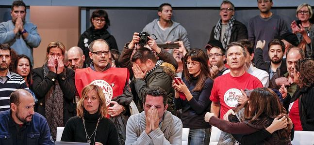 Trabajadores de RTVV, emocionados tras el cierre. / Efe | Atlas