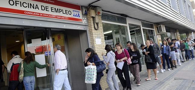 Gente esperando una larga cola en una oficina de empleo en Madrid. / Foto: Afp | Vídeo: Ep