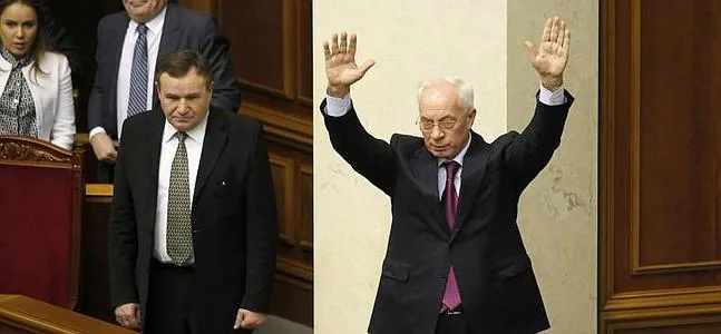 El primer ministro ucraniano, Nikolái Azárov, abandona la sesión parlamentaria en Kiev. / Foto: Efe | Vídeo: Atlas
