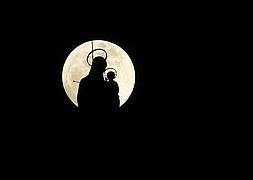 La silueta de la Virgen María sobre la Luna. / Reuters