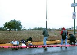 Policías acordonan el sitio donde presuntos narcotraficantes han decapitado a cinco personas. / Efe