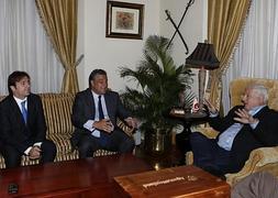 Ricardo Martinelli (d), durante una reunión con el embajador de España en Panamá, Jesús Silva. / Efe