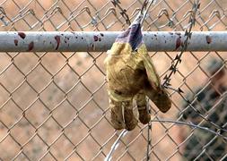 Guante ensangrentado de un inmigrante que perdió en su intento de asaltar la valla de Melilla. / Melmoth (Afp)