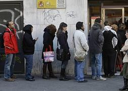 Colas ante una oficina de empleo. / Susana Vera (Reuters)