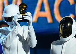 Daft Punk recoge uno de sus cuatro galardones. / Foto: Afp | Vídeo: Atlas