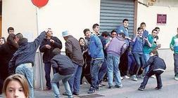 Vecinos de El Puig se lanzan las ratas. / J. Signes