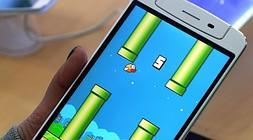 Una chica juega a 'Flappy Bird'. / Afp