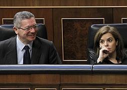 La vicepresidenta del Gobierno, Soraya Sáenz de Santamaría y el ministro de Justicia, Alberto Ruiz-Gallardón. / Efe