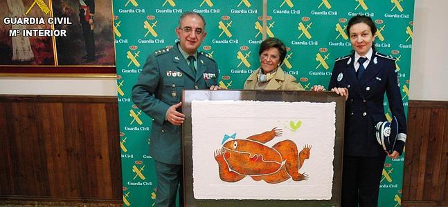 Agentes de la Guardia Civil y la Policía rumana muestran el cuadro de Ripollés hallado en los registros. / Guardia Civil