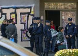 La Policía durante el desalojo de los pisos de La Corrala La Utopía en Sevilla. / Efe | Atlas