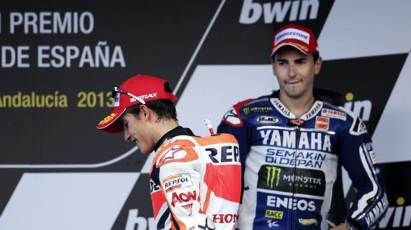 Lorenzo (d) mira a Márquez en el GP de Jerez de 2013. 